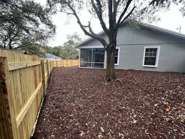 Building Photo - Amazing 3/2 located in desirable Palm Harb...