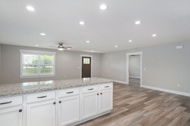 Building Photo - 1120 N Clay Ave