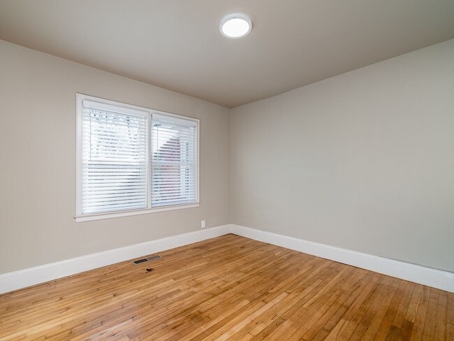 Building Photo - Newly Renovated Historic West End 1 Bedroom