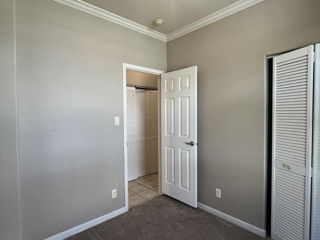 Building Photo - 47 Freedom Dr