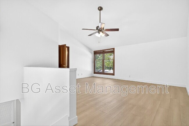 Building Photo - 2079 Ascot Dr