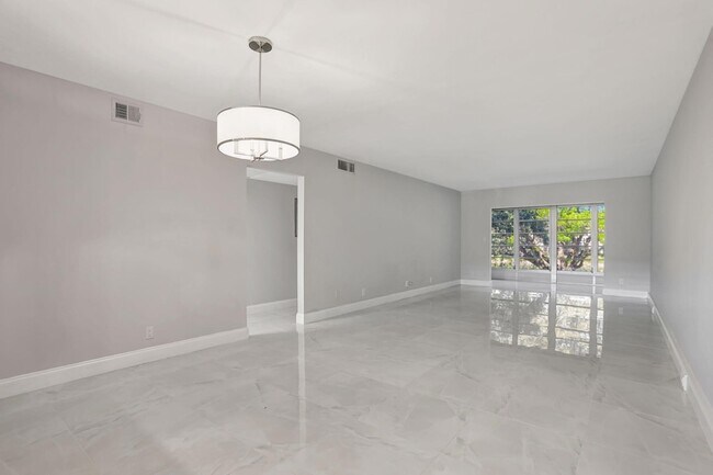 Building Photo - 2202 Lucaya Bend