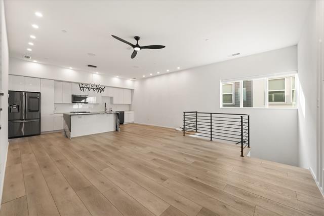 Building Photo - 2001 N Prairie Ave