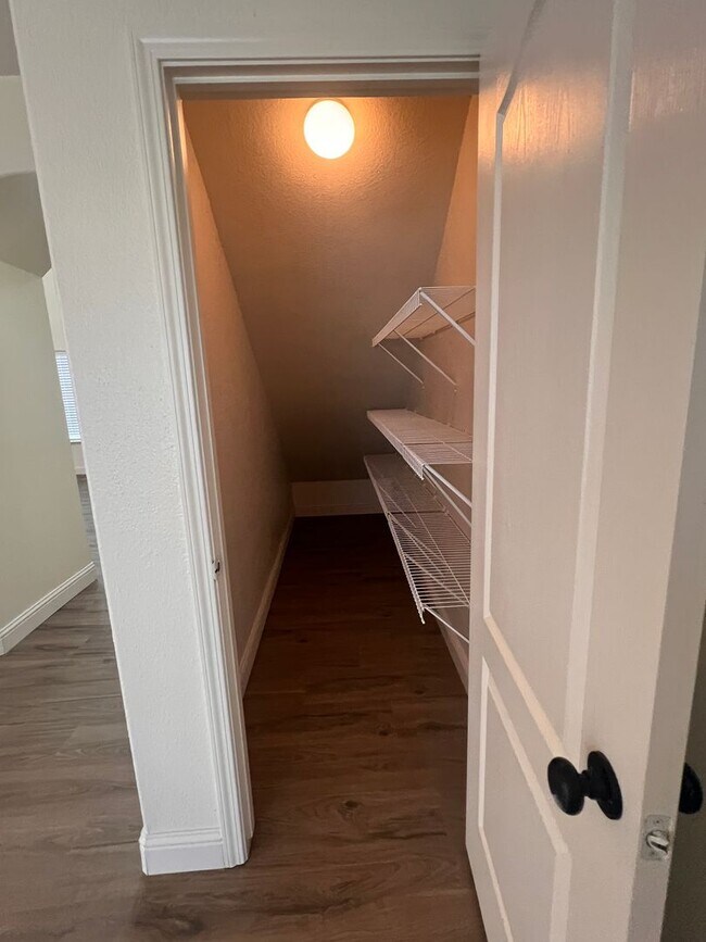 Building Photo - Large Two Story Home Recently Remodeled Available NOW