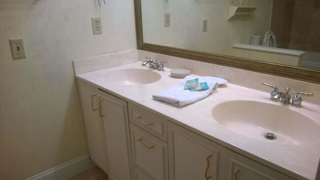 Building Photo - Colonnade Shipyard