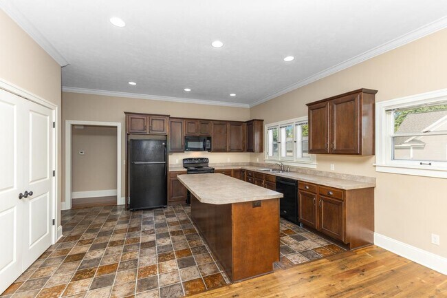 Building Photo - 835 Cherry St SE