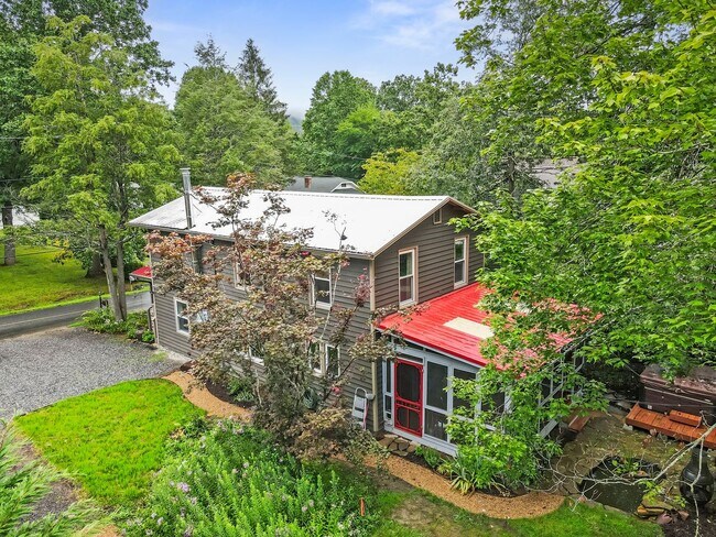 Building Photo - Charming Black Mountain Rental!