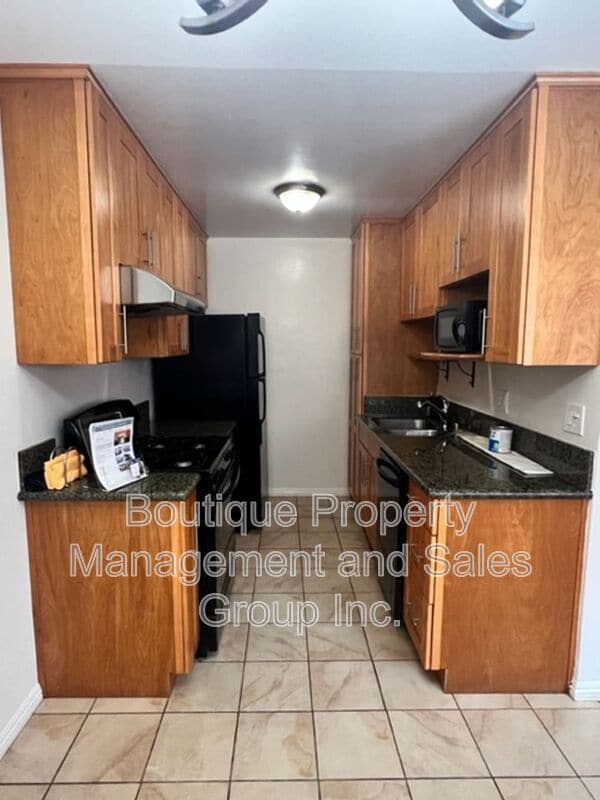 Building Photo - 930 E 1st St