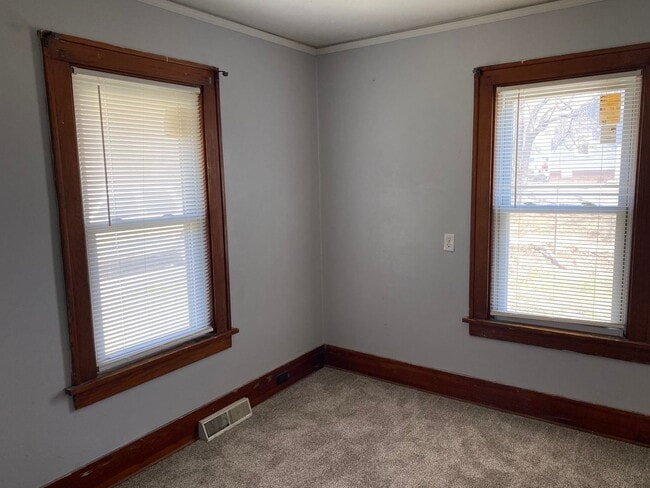 Building Photo - 2 bed 1 bath house $995