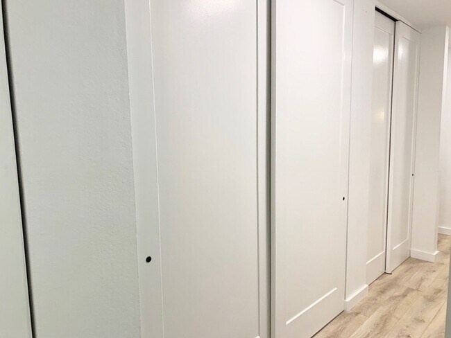 Building Photo - Beautiful 2 Bedroom Two Mile Creek Condo ; Remodeled and Updated right next to Rayback