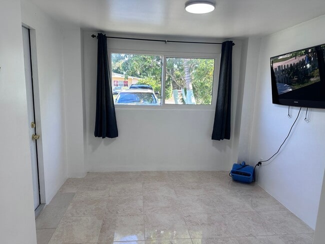 Building Photo - Studio in North Miami Beach Includes Utilities/ Estudio en North Miami Beach Incluye servicios pú...