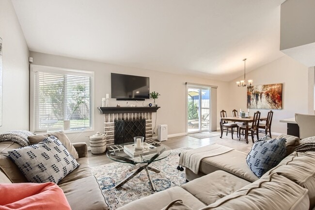 Building Photo - Impressive Oceanside Home For Rent