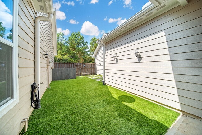 Building Photo - Nestled in the heart of Creekside Park - T...