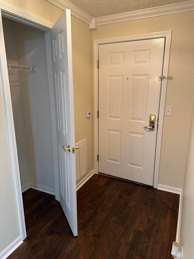 Building Photo - 600 Vincent Way