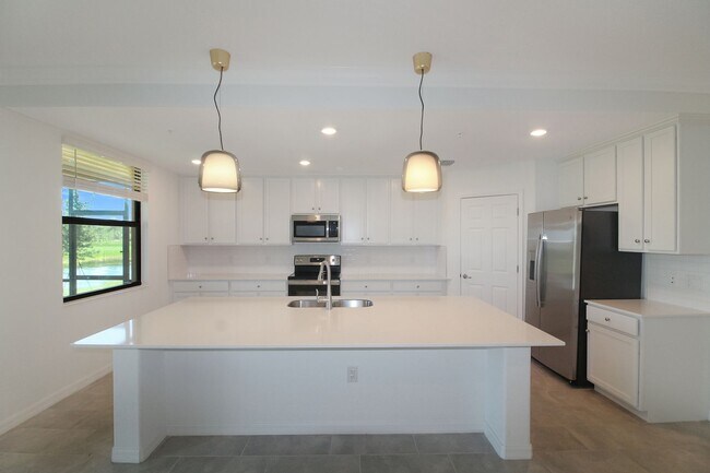 Building Photo - Sarasota National Annual Condo for Rent