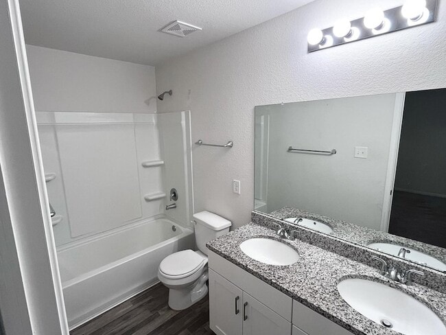 Building Photo - 15717 Del Norte Dr