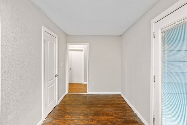 Building Photo - 616 S 19th St