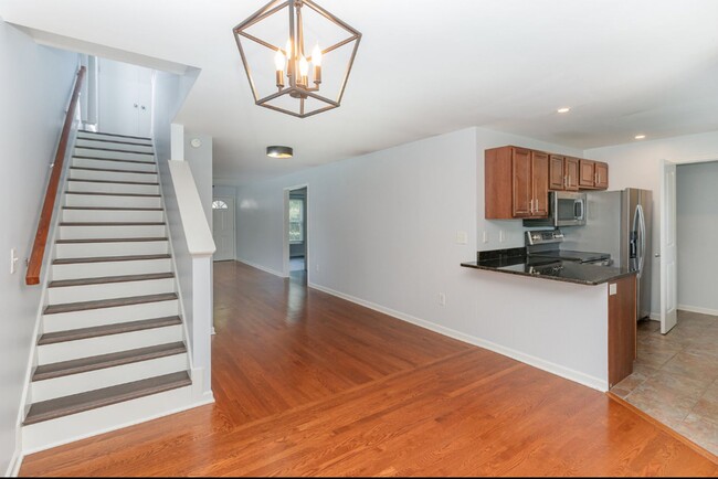 Building Photo - East Nashvile Cottage!
