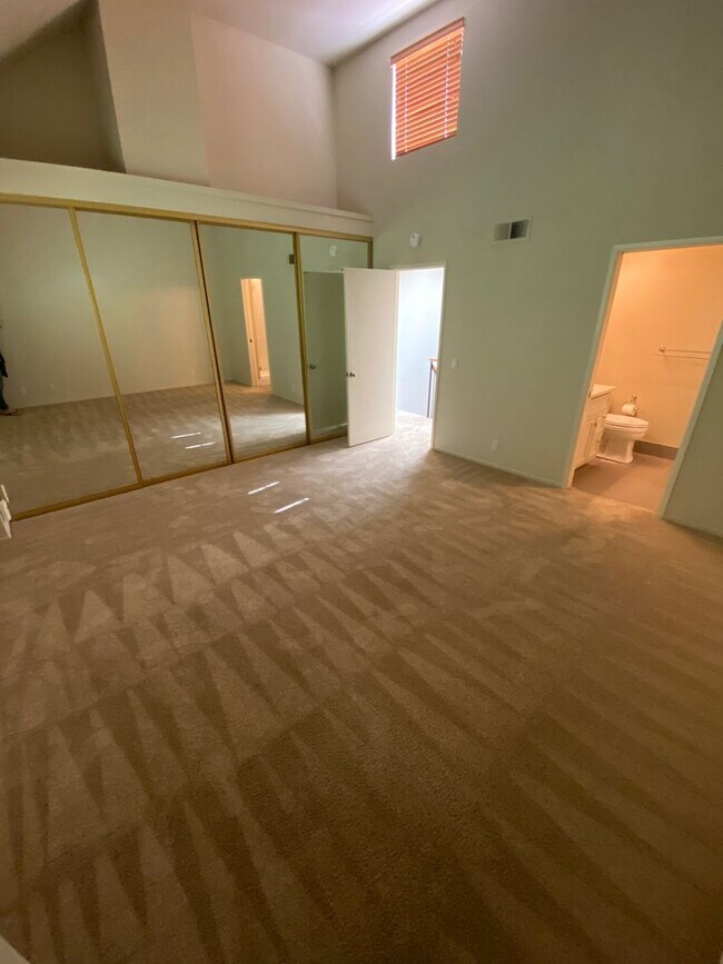 Building Photo - $4900-  Mountain View Townhouse-2 bedroom 2.5 bath.