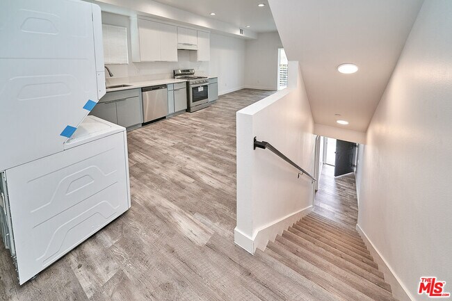 Building Photo - 603 1/2 W 41st St
