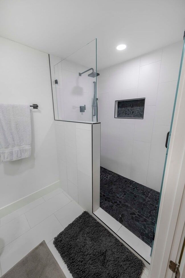 Building Photo - Modern Living in East Austin – Prime Locat...