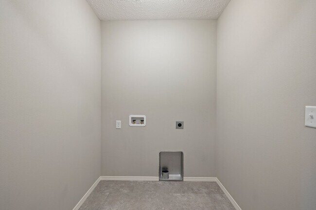 Building Photo - Republic Duplex for rent- with fence!