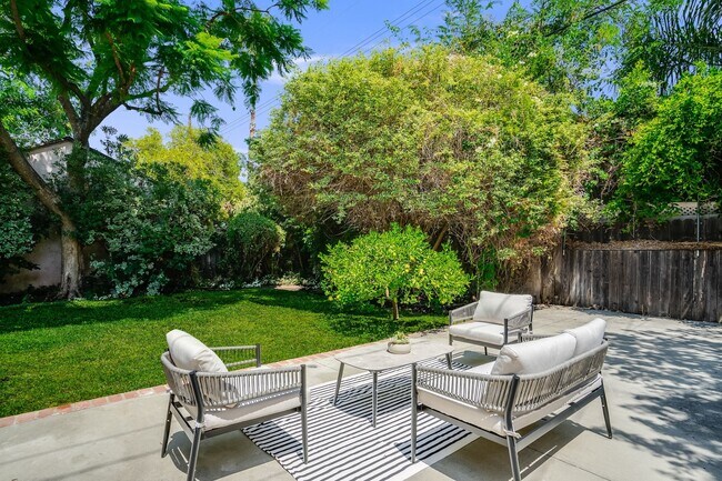 Building Photo - 4444 Cedros Ave