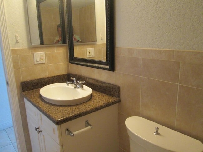 Building Photo - 405 N Cypress Dr
