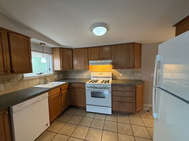 Primary Photo - Charming 2-Bedroom Home in Godwin Heights ...