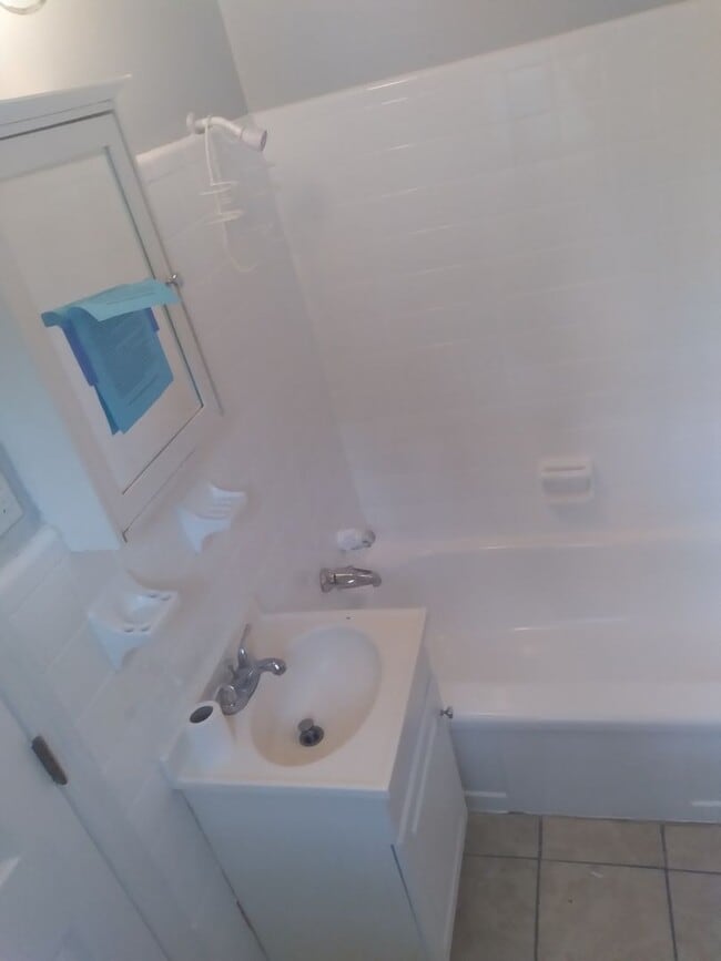 Building Photo - ROSEWOOD Beautiful 2 Bedroom 1 Bath