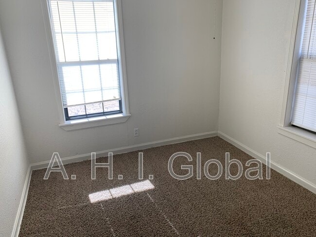 Building Photo - 810 S Philadelphia St