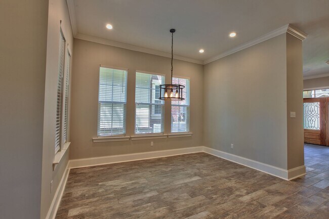 Building Photo - Unbelievable 3 Bedroom 3 Bathroom Upscale Town Home