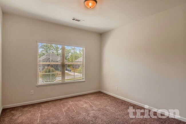 Building Photo - 136 Charolais Dr