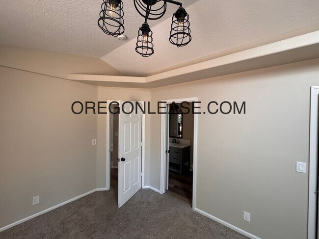 Building Photo - 3 bedroom 2 bath Cottage grove townhome