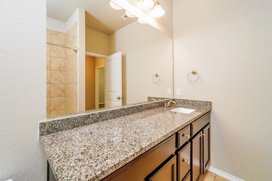 Building Photo - 541 Pearl Chase