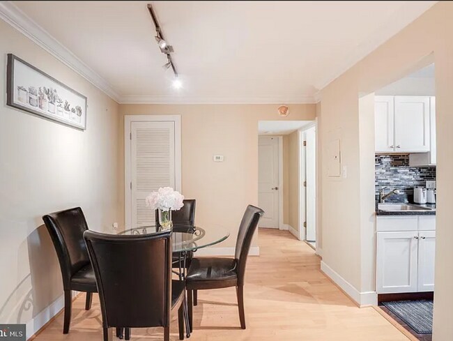 Building Photo - Amazing 2 bedroom/ 1 Bathroom unit with plenty natural light