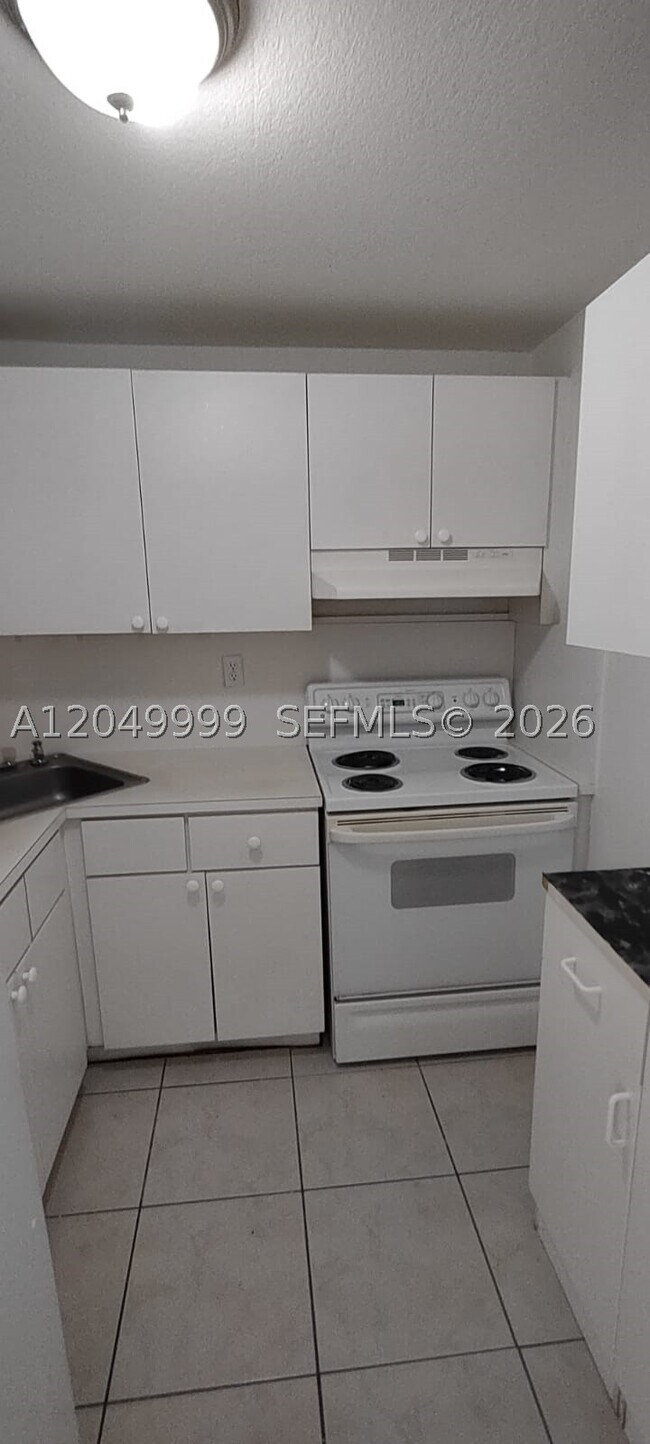 Building Photo - 666 W 81st St