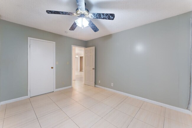 Building Photo - Two-bedroom, one bath single story townhou...