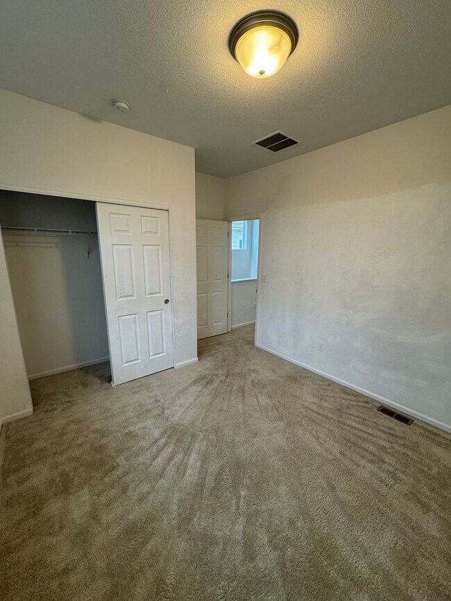 Building Photo - 3 Bed 3 Bath - Duplex Townhome Available i...