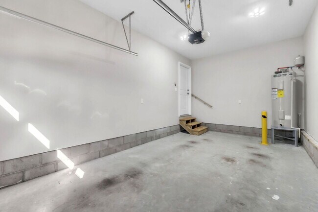 Building Photo - *Amazing Lease Offer* Elegant 3 Bedroom, 2.5 Bathroom Duplex with 1-Car Garage in Woodruff $1750/...