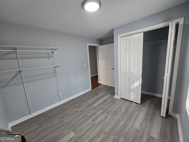 Building Photo - 1211 Lake Dr