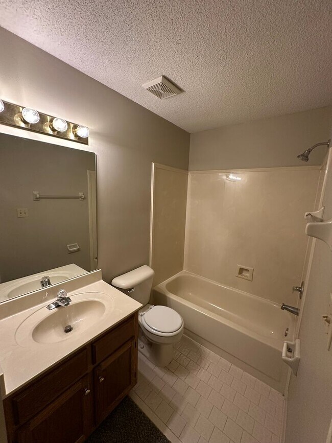 Building Photo - Newly Painted Cordova Home Off Autumn Cree...