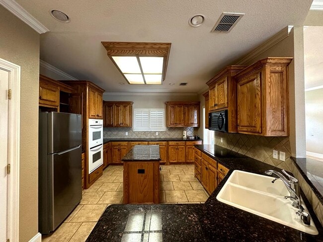 Building Photo - 401 Springwood Ct