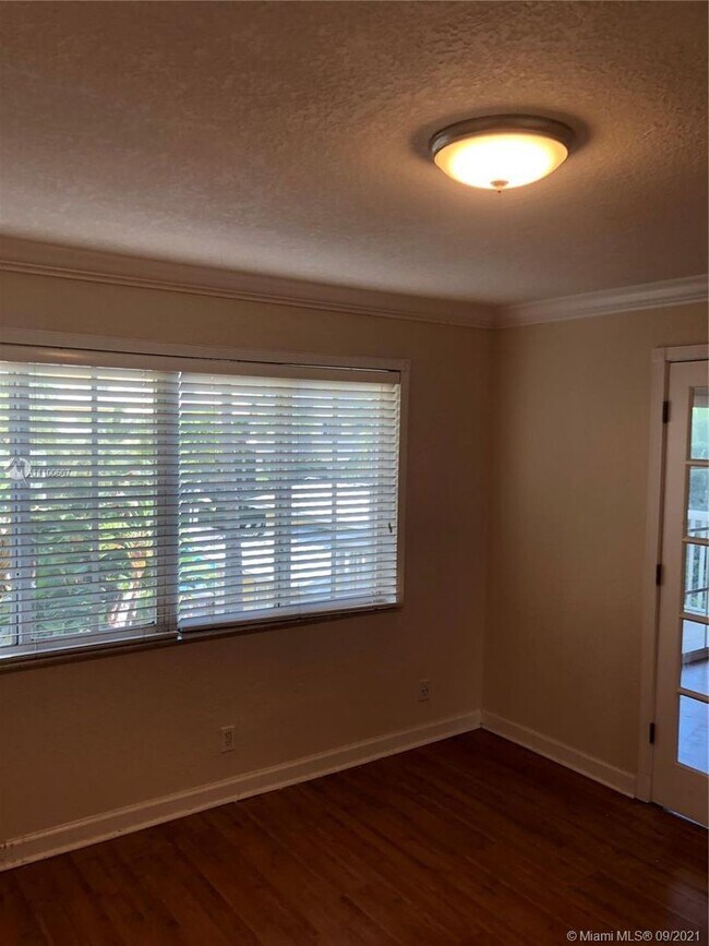 Primary Photo - Three Bedroom unit in Victoria Park - Pine...