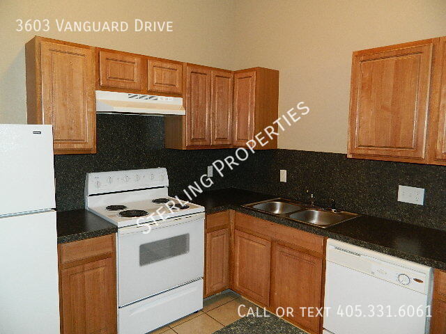 Building Photo - 3603 Vanguard Dr