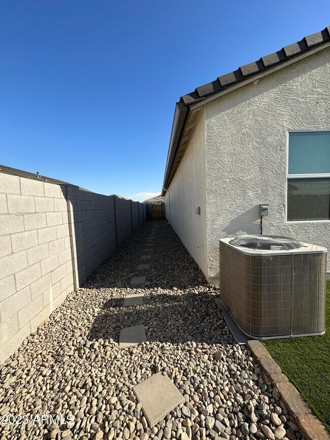 Building Photo - 1128 E Horro Rd