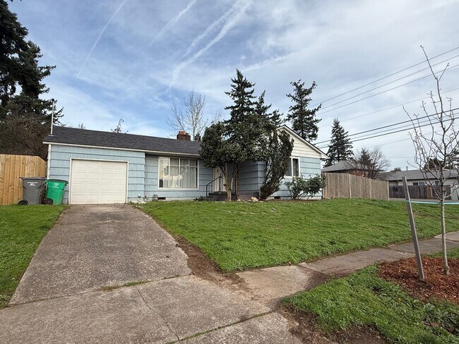 Building Photo - Updated 3-Bedroom Home with Fenced Yard & Garage in Portland
