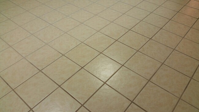 Building Photo - 112 E 5th St