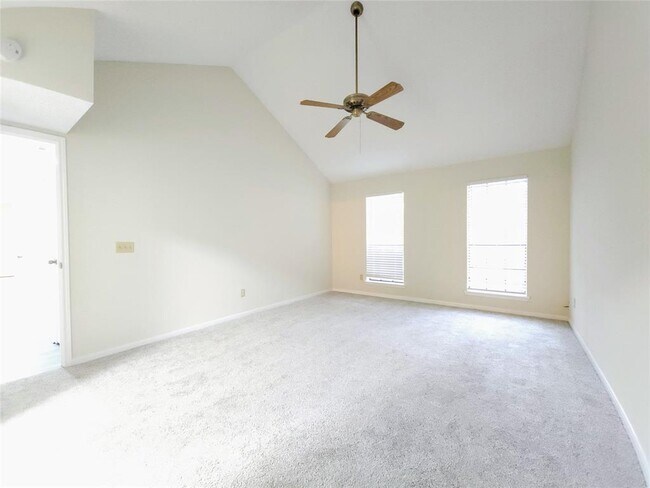 Building Photo - 3226 Country Club Blvd