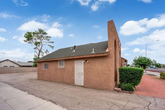 Building Photo - 1404 S Maryland Pkwy